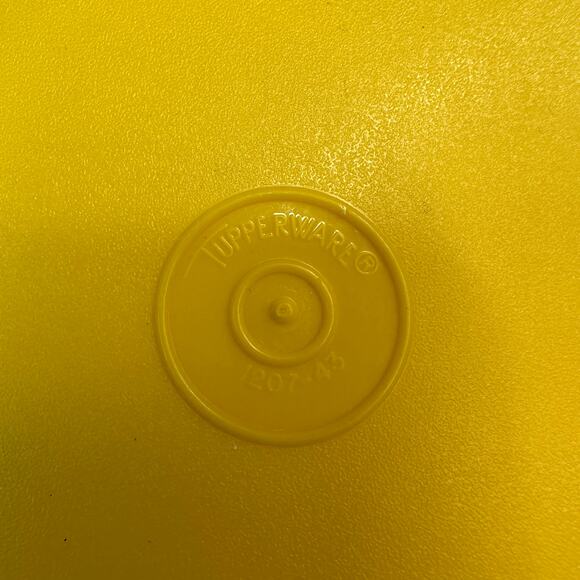 Tupperware Vtg 1207-43 Yellow Replacement Seal N Serve Duo Seal Lid 7" Round - Picture 2 of 4